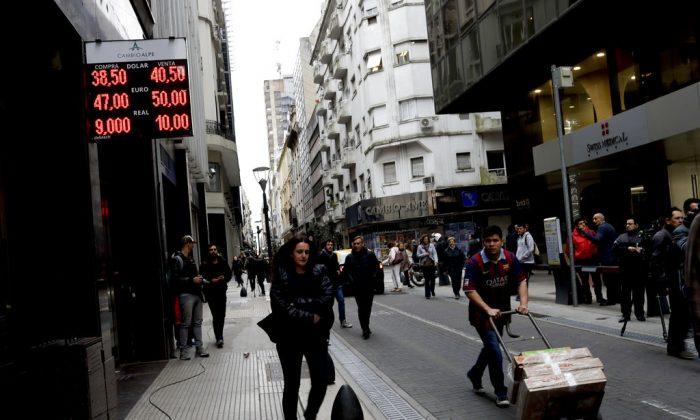 Argentina Hikes Interest Rate to 60 Percent, Peso Plunges