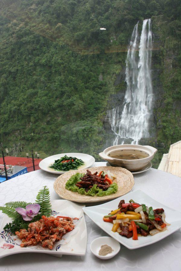 (Above) In Wulai, besides a therapeutic soak, visitors can also enjoy the cuisine of the indigenous Atayal people, who use ingredients from the nearby mountains. (Courtesy of Taiwan Tourism Bureau)