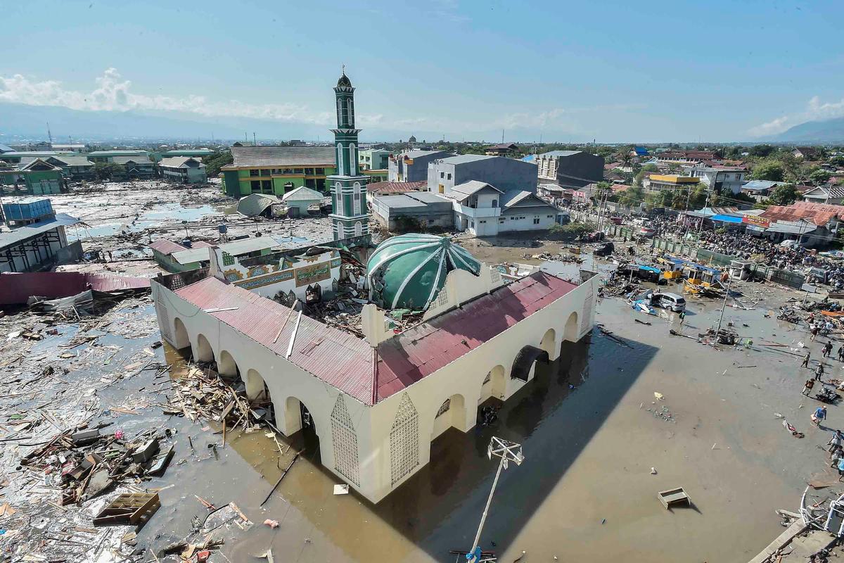 An aerial view of the Baiturrahman mosque which was hit by a tsunami, after a quake in West Palu, Central Sulawesi, Indonesia September 30, 2018. (Antara Foto/Muhammad Adimaja/Reuters)