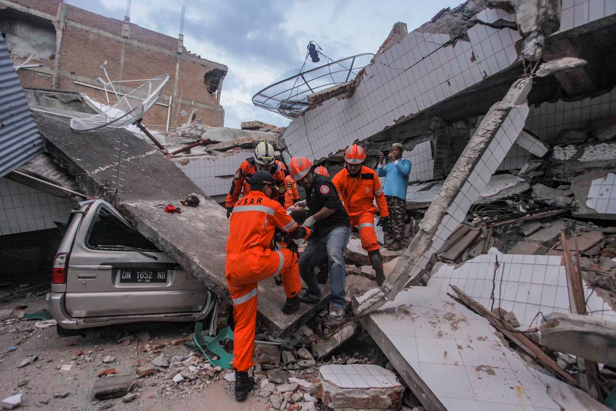 Search and rescue workers evacuate an earthquake and tsunami survivor trapped in a collapsed restaurant, in Palu, Central Sulawesi, Indonesia Sept. 30, 2018 (Antara Foto/Muhammad Adimaja/Reuters)