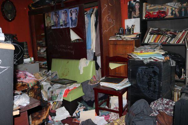 The front room in the residence of Luis Pérez García, a Mexican journalist who was bludgeoned to death on July 23, shown cordoned off by police on Aug. 28, 2018. (Tim MacFarlan/Special to The Epoch Times)