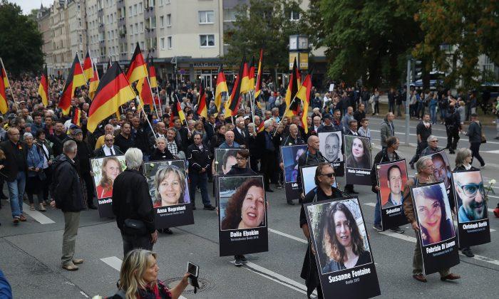 Thousands in German City of Chemnitz Join Rival Protests Over Immigration