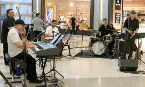 3-Time Grammy Winner Entertains Travelers at Los Angeles Airport