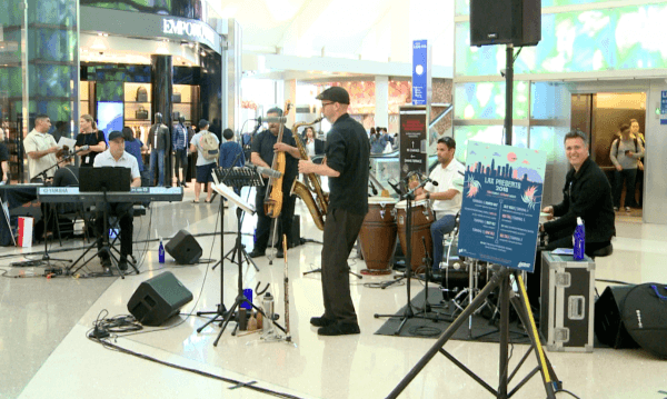 Oscar Hernandez leads a musical quintet to entertain travelers at Los Angeles International Airport on Sept. 4. (Nina Liu/NTD)
