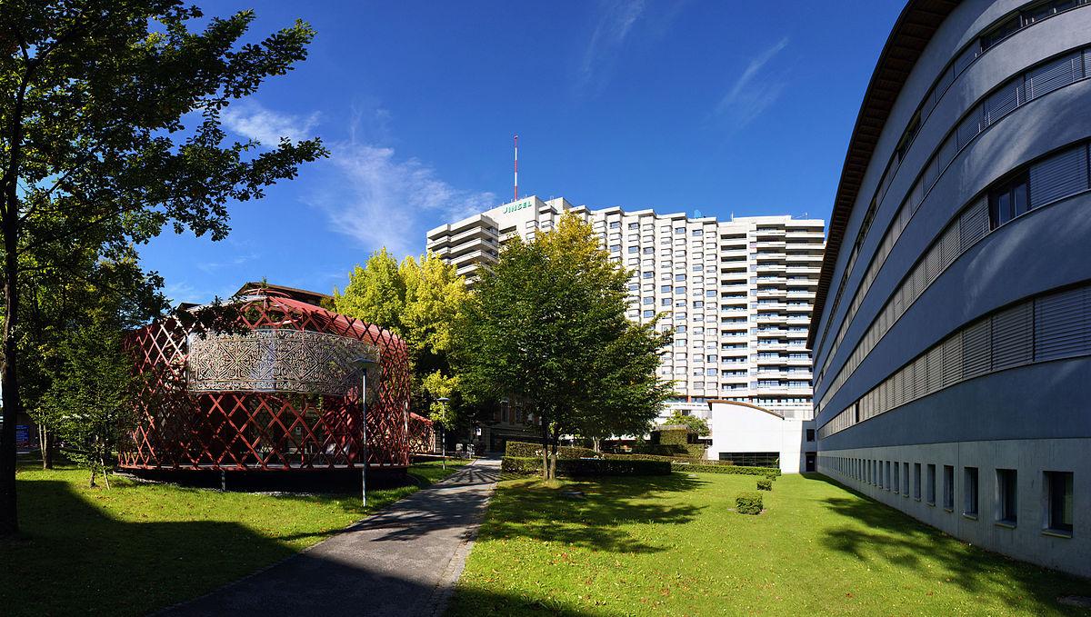 The University Hospital of Bern (Inselspital) patient ward (center) and polyclinic ward 2 (right). (Sandstein/Wikimedia Commons/CC BY 3.0 ept.ms/2FZU1oT)