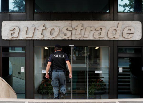 A policeman arrives at the toll-road operator Autostrade per l'Italia's headquarters in Rome, on Aug. 31, 2018. (Reuters/Alessandro Bianchi)
