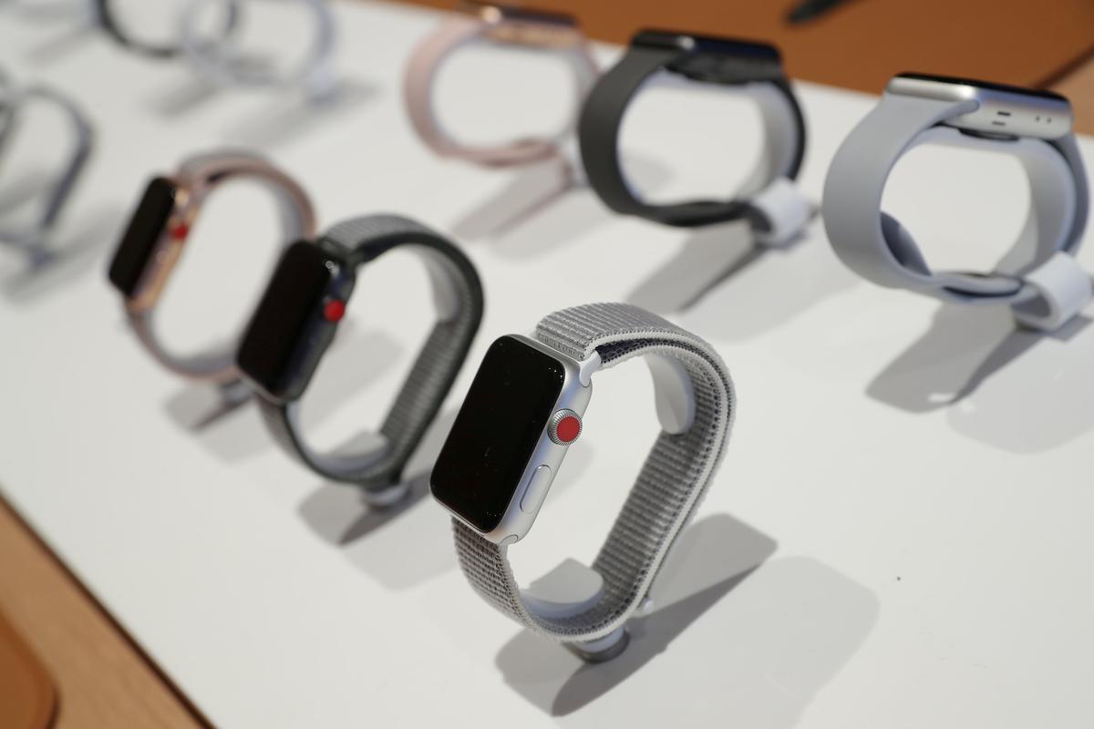 Trump Urges Apple, Ford to Avoid Tariffs by Shifting Production to US