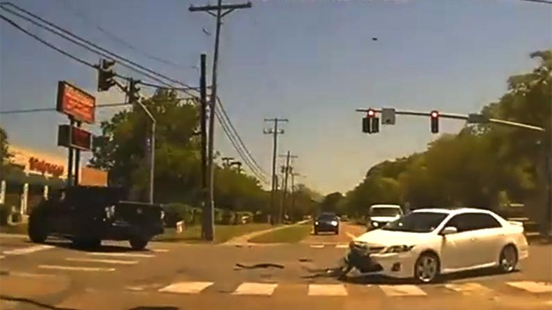 Cody Davis rams his way through an intersection, leaving wrecked cars in his wake. (Screenshot/NTD video)