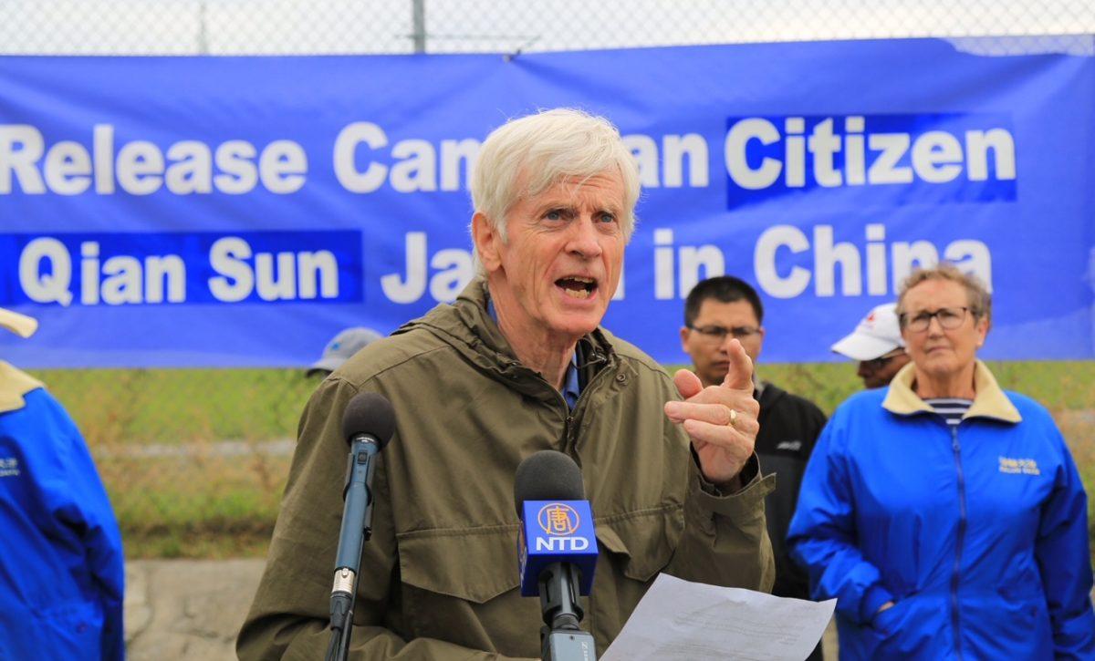 Former Canadian cabinet minister David Kilgour speaks at a rally to call for the release of Canadian citizen and Falun Gong adherent Sun Qian, across the street from the Chinese Embassy in Ottawa on Sept. 10, 2018. (Jonathan Ren/NTD Television)