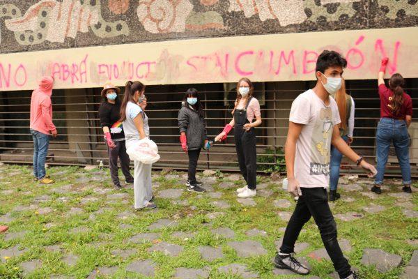 Mexico's National Autonomous University (UNAM) students help in the voluntary effort to remove graffiti from the campus walls following a week of protests on Sept. 7, 2018, in Mexico City, Mexico. (Tim MacFarlan/Special to The Epoch Times)