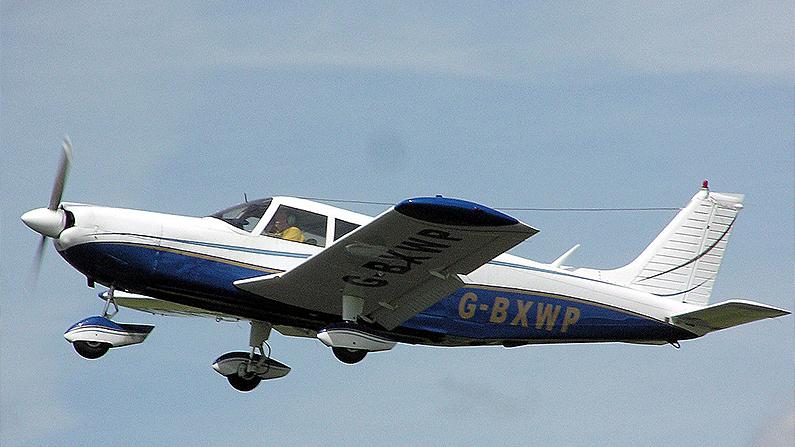 A 1973 Piper PA-32-300 Cherokee Six flies out of Kemble Airfield, Gloucestershire, England, in July 2005. (Adrian Pingstone/Wikipedia)