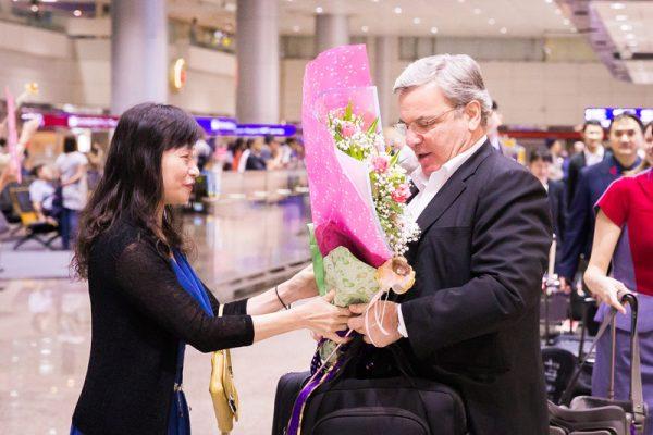 Conductor Milen Nachev receives a bouquet from a fan at the Taoyuan International Airport in Taoyuan, Taiwan, on Sept. 12, 2018. (Chen Po-chou/The Epoch Times)