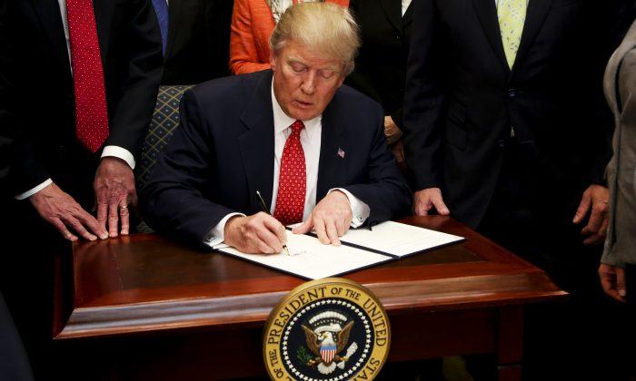 Trump Signs Bill Giving Federal Workers Back Pay