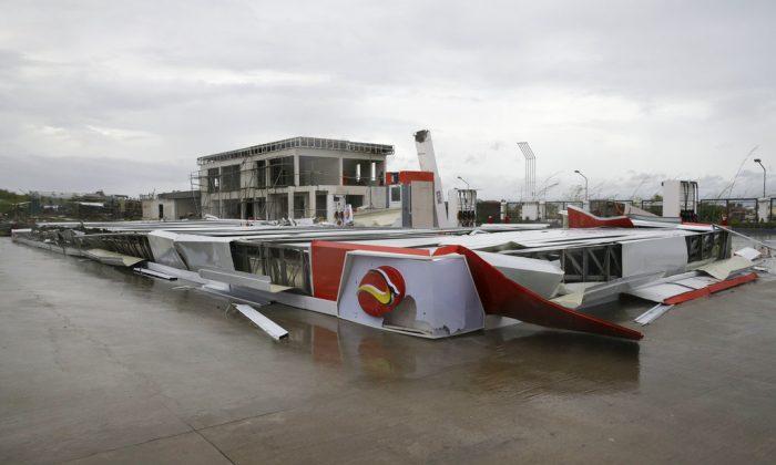 Typhoon Kills 12 in Philippines, Heads to Southern China