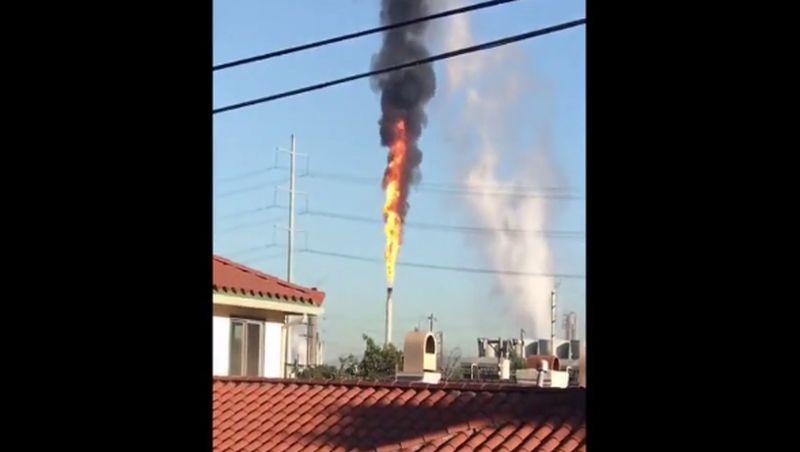 A scheduled flare-off at a Chevron oil refinery in El Segundo, California, on Sept. 17, sent up a dark plume of smoke that was visible for miles across Los Angeles. (Amit Nayar via Storyful)