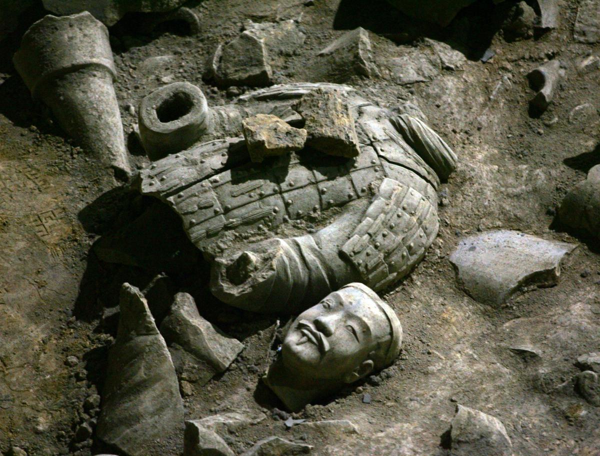 Chinese Court Sentences Police Officers Complicit in Raiding Ancient Tombs