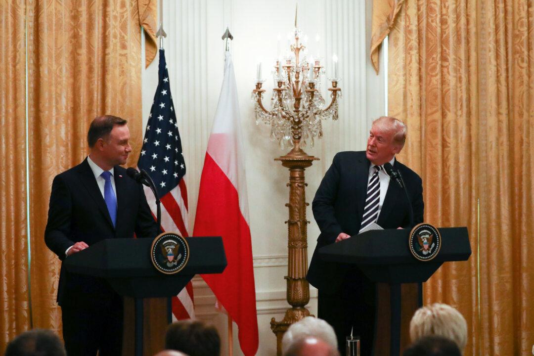 US to Consider Putting Military Base in Poland, Trump Tells Polish President