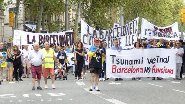 A demonstration against crime and mass tourism in La Barceloneta district, Barcelona, on Sept. 15, 2018. The large banner reads in Catalan: “Neighborhood tsunami. Barcelona doesn’t work.” (Anna Llado/Special to The Epoch Times)