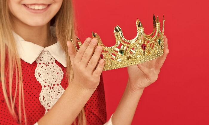 Iowa Homecoming Queen Gifts Her Crown to ‘Uplifting’ Classmate Who Has Down Syndrome