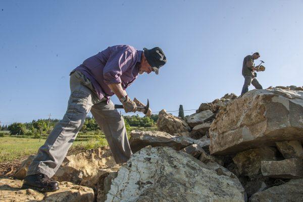 Searching the Tuscan landscape for the right stones for a commesso Fiorentino composition. (Guido Cozzi)