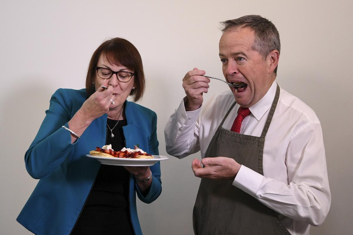 Australian Opposition Leader Bill Shorten and Labor MP Susan Templeman eat strawberry pancakes after preparing them together with Deputy Opposition Leader Tanya Plibersek and shadow Agriculture Minister Joel Fitzgibbon at Parliament House in Canberra, Australia, September 20, 2018. (By Lukas Coch/AAP/Reuters)