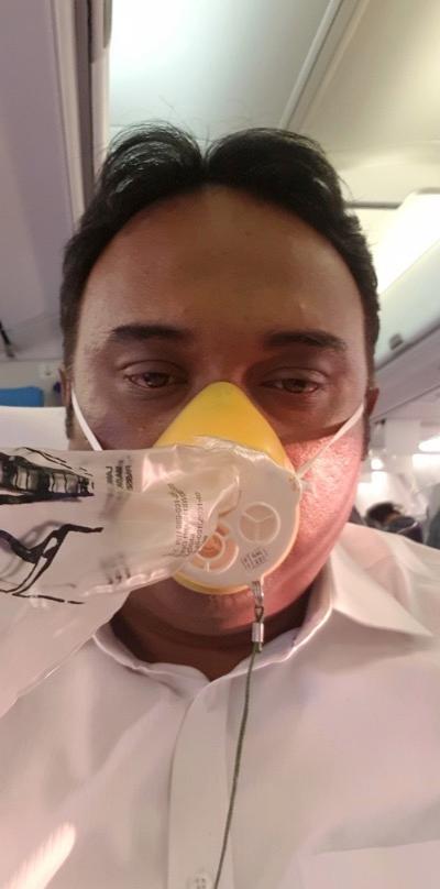 Jet Airways passenger Satish Nair wears an oxygen mask, Sept. 20, 2018. (Satish Nair via Storyful)