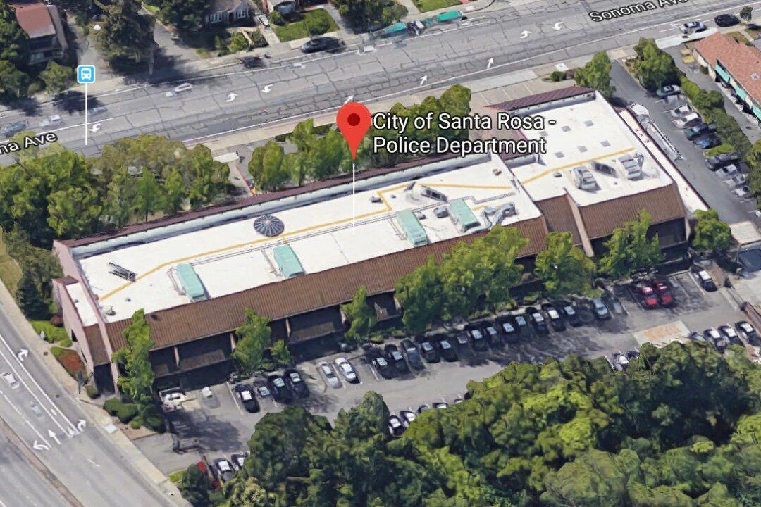 4 Women Wearing Hooded Sweatshirts Steal Clothes From Lululemon Store