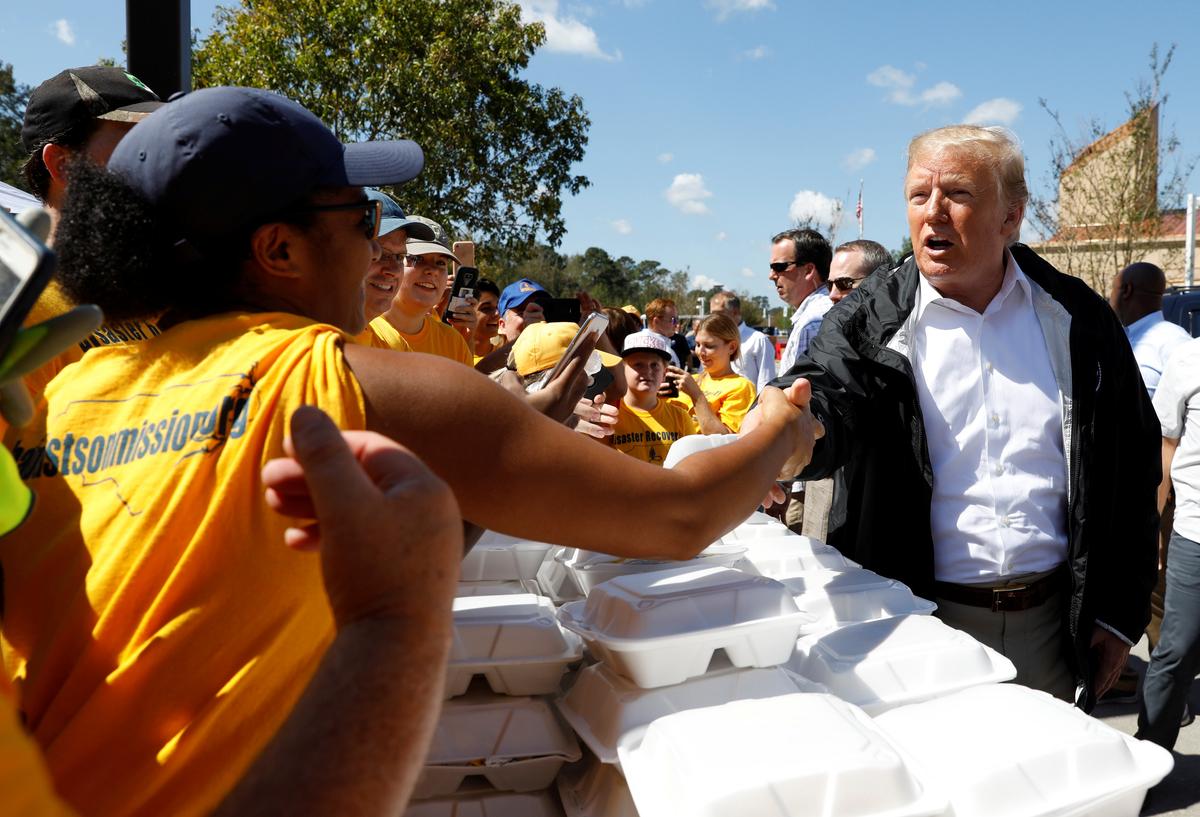 U.S. President Donald Trump greets people while distributing food after Hurricane Florence in New Bern, N.C., U.S., Sept. 19, 2018. (Kevin Lamarque/Reuters)