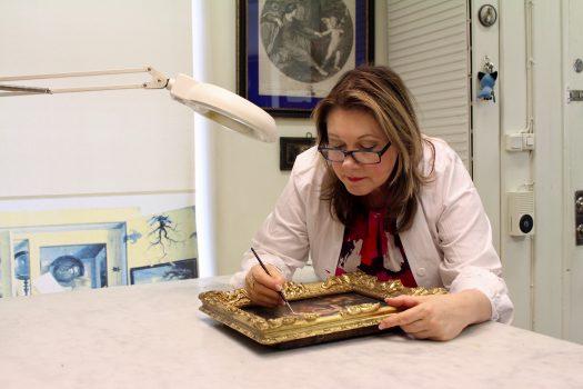 Anna Catellani working as a conservator. (Susanne W. Lamm/The Epoch Times)