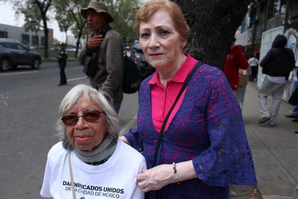 María de Pilar Castro Rivera (L), an 83-year-old Mexico City resident who lost her home after the earthquake in 2017, and her friend Silvia Guzmán during a demonstration in Mexico City on Sept. 19, 2018. (Tim MacFarlan/Special to The Epoch Times)