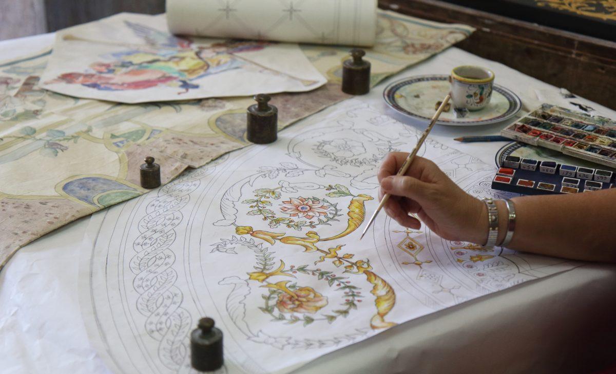 Elisabetta Bianchi paints a custom design. (Lorraine Ferrier/The Epoch Times)