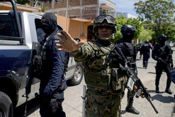 Mexican Navy members and Federal policemen take part in an operation in Acapulco, Mexico, on Sept. 25, 2018. (Francisco Robles/AFP/Getty Images)