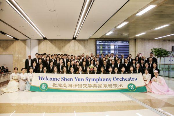 Members of Shen Yun Symphony Orchestra pose for photos with fans at the Gimpo Airport in Seoul, South Korea, on Sept. 29, 2018. (Quan Jinglin/The Epoch Times)