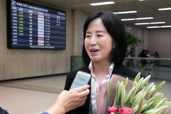 Chen Ying, a flautist with Shen Yun Symphony Orchestra, speaks at the Gimpo Airport in Seoul, South Korea, on Sept. 29, 2018. (Quan Jinglin/The Epoch Times)