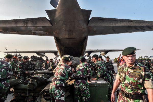 Indonesian soldiers load emergency supplies into a Hercules military plane before heading to Palu at Halim Perdanakusuma military base in Jakarta, Indonesia on Sept. 29, 2018. (Antara Foto/Muhammad Adimaja/Reuters)
