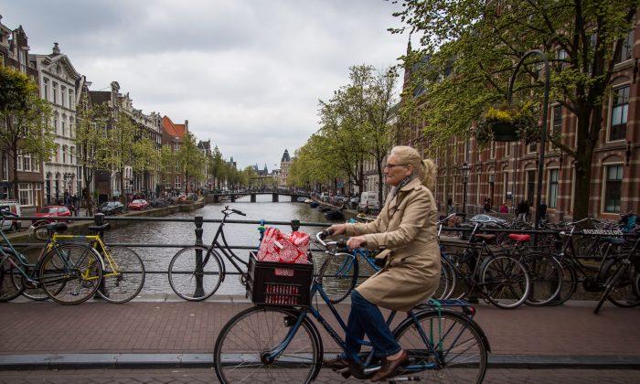 Netherlands to Ban Cyclists From Using Cellphones
