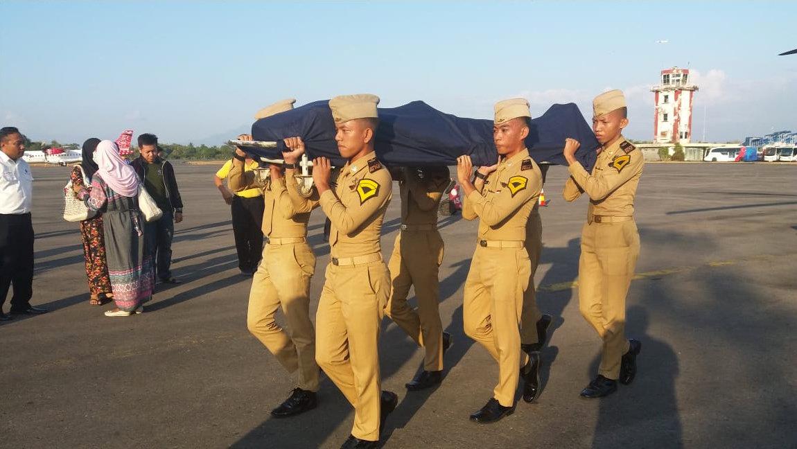 The body of air traffic controller Anthonius Gunawan Agung, who died in Friday's earthquake, is carried to a helicopter during his funeral procession in Makassar, south Sulawesi, Indonesia September 29, 2018, in this picture obtained from social media. Picture taken September 29, 2018. (Airnav Indonesia/Reuters)