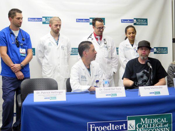 Greg Manteufel (R) with the medical staff at Froedtert & the Medical College of Wisconsin on Oct. 2, 2018, in Milwaukee. (Ivan Moreno/AP Photo)