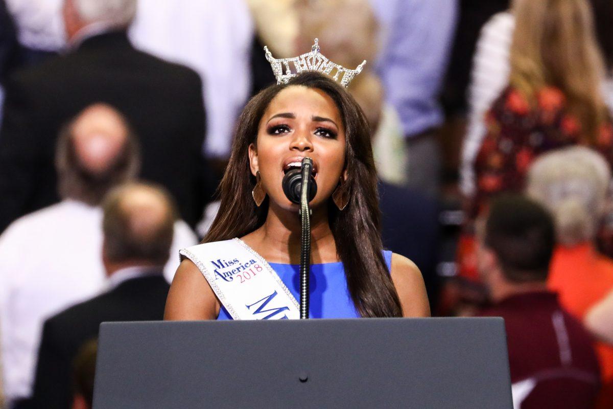 Miss Mississippi Asya Branch sings the national anthem at a Make America Great Again rally in Southaven, Miss., on Oct. 2, 2018. (Charlotte Cuthbertson/The Epoch Times)