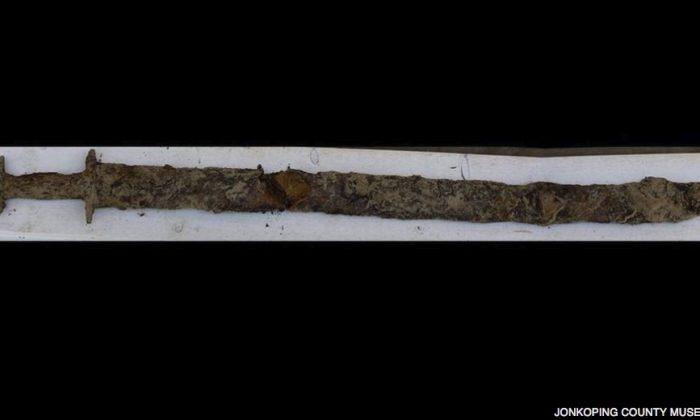 8-Year-Old Swedish-American Girl Pulls 1,500-Year-Old Sword From Lake in Sweden