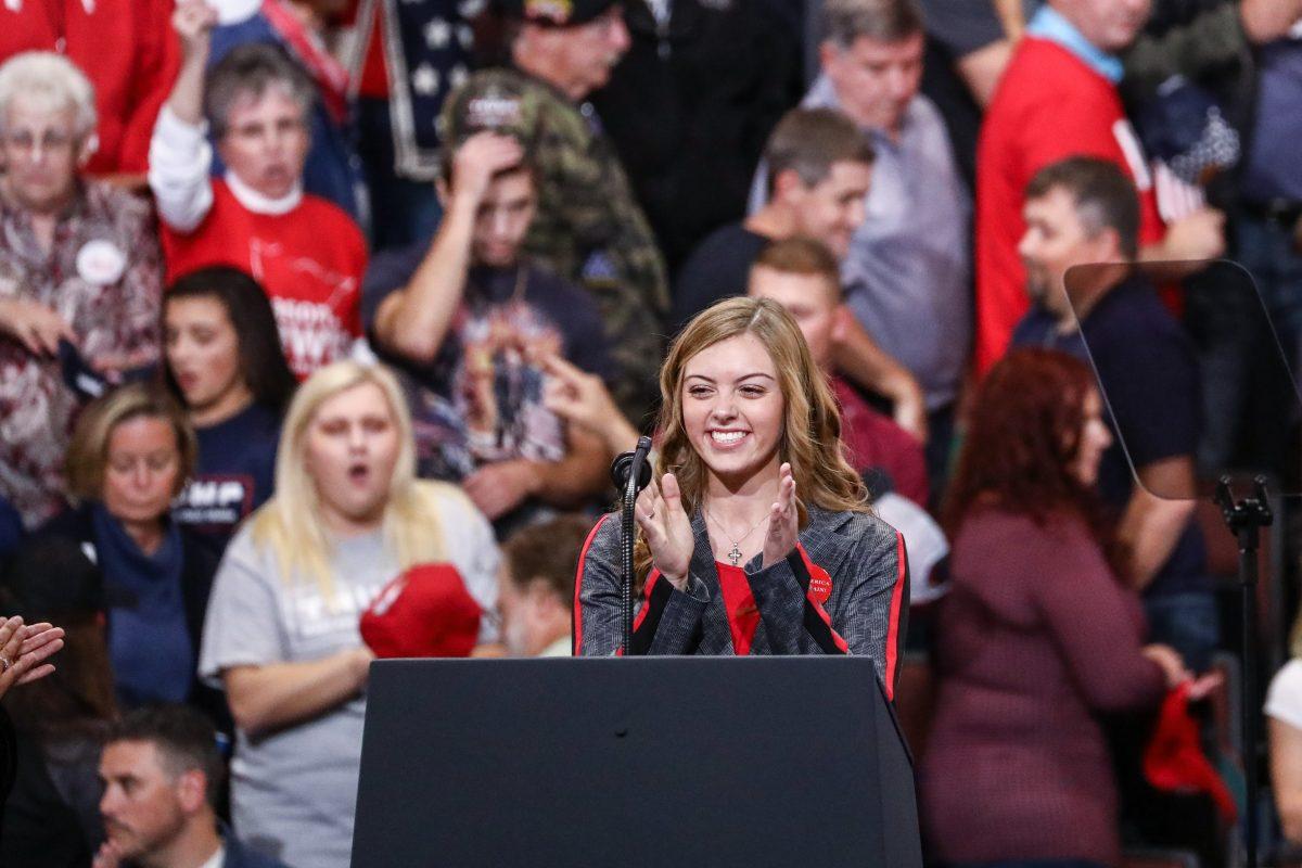 Attendees sing the national anthem at a Make America Great Again rally in Rochester, Minn., on Oct. 4, 2018. (Charlotte Cuthbertson/The Epoch Times)