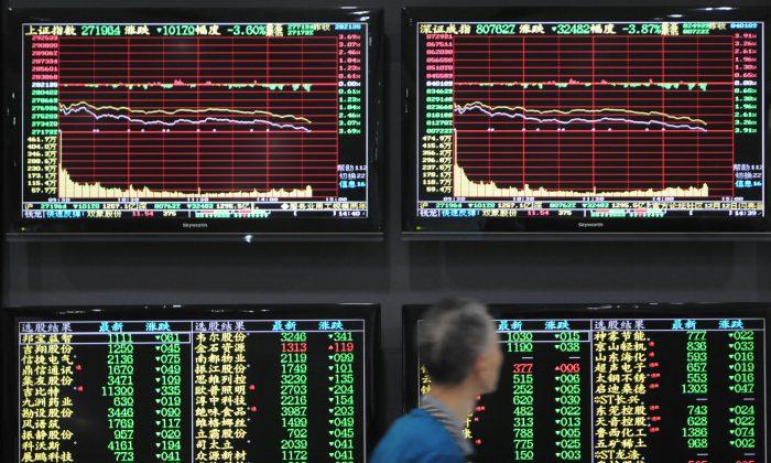 China Shares Tumble, Central Bank’s Move to Aid Economy Shrugged Off