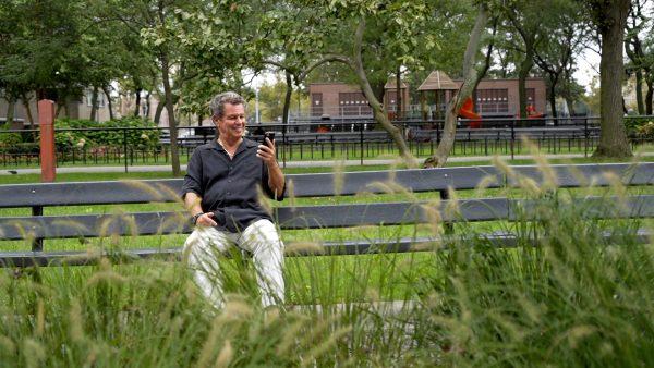 Retiree Ronnie Tishkevich relaxes in the park. (Shenghua Sung/The Epoch Times)
