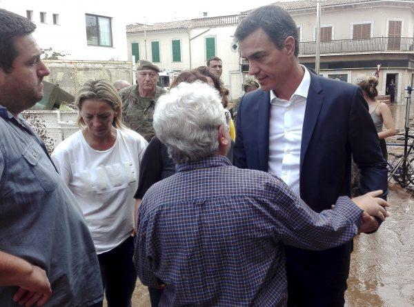 Spanish Prime Minister Pedro Sánchez with residents of Sant Llorenc, Oct. 10, 2018. (Matias Lopez-Tello/AP Photo)