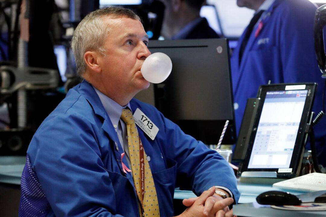 Dow Industrials Sink 831 Points as Tech Companies Plunge