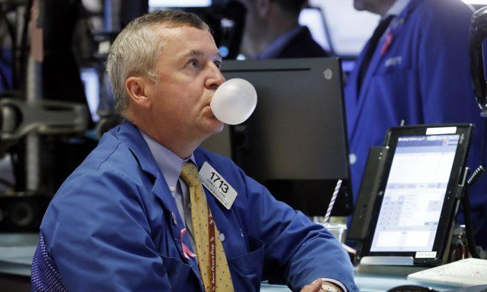 Dow Industrials Sink 831 Points as Tech Companies Plunge