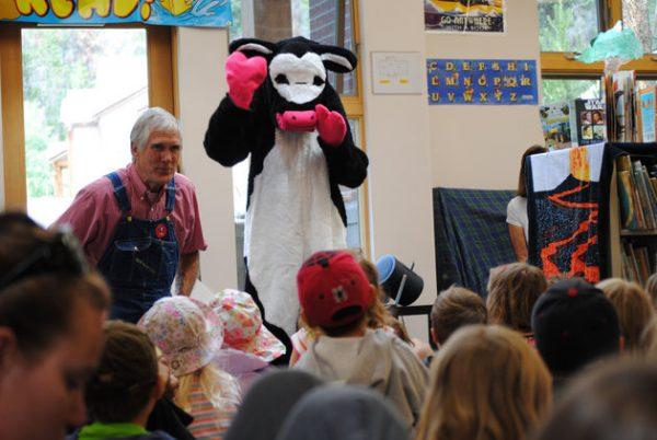 Farmer Ted advises youngsters on good social behavior at the Breckenridge County Public Library in Kentucky. (Courtesy of Ted Dreier)