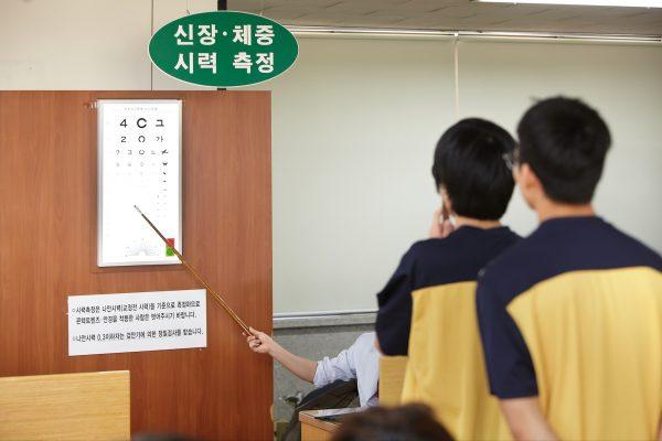 Young South Korean men take eyesight exams at South Korea’s Military Manpower Administration as part of conscription qualification tests in this file photo. (Courtesy of Military Manpower Administration)