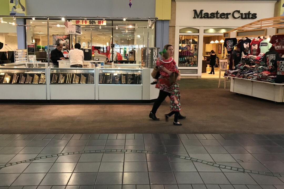 US Retail Sales Increase Modestly; Consumer Spending Strong