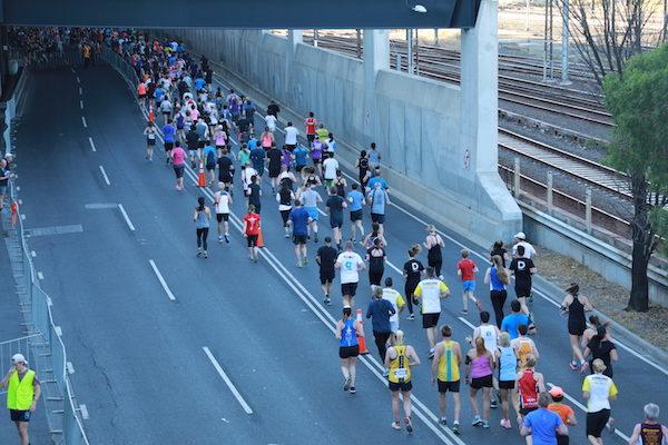Marathon runners moving down the road in Melbourne, Victoria on Oct. 14, 2018. (Yu Jiuya / The Epoch Times)